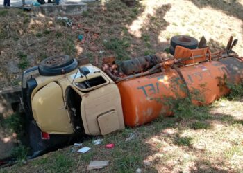 Caminhão da CODESEL cai em córrego na Av. Renato Azeredo em Sete Lagoas
