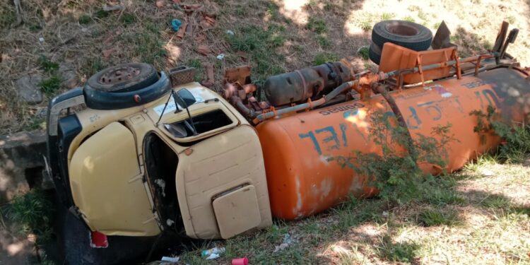 Caminhão da CODESEL cai em córrego na Av. Renato Azeredo em Sete Lagoas