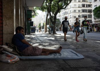 Ministério Público cobra ações da Prefeitura de BH para atender pessoas em situação de rua em parques públicos.