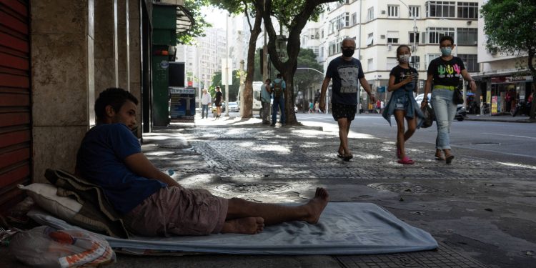 Ministério Público cobra ações da Prefeitura de BH para atender pessoas em situação de rua em parques públicos.