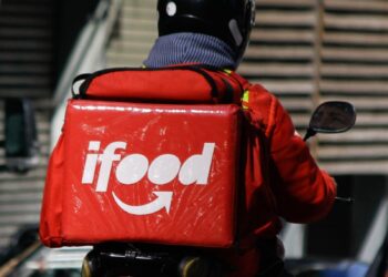Governo e iFood firmam acordo para melhorar condições de trabalho de entregadores.