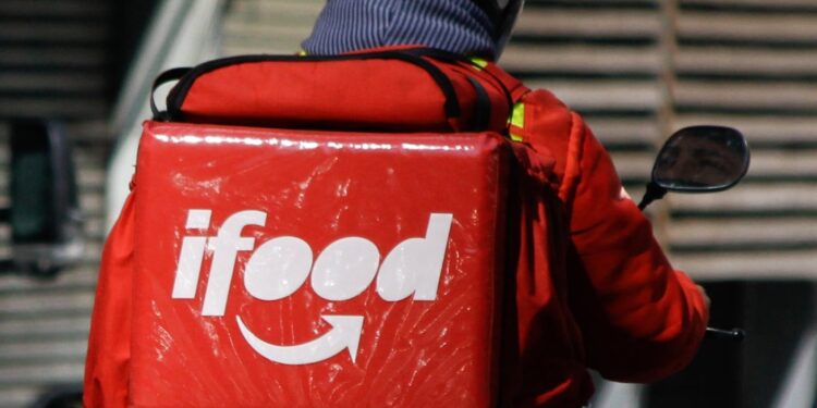 Governo e iFood firmam acordo para melhorar condições de trabalho de entregadores.
