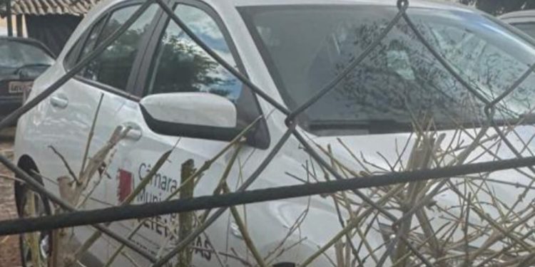 Carro da Câmara Municipal de Sete Lagoas é flagrado em clube durante feriado; erro em listagem oficial impede identificar o vereador ou setor responsável