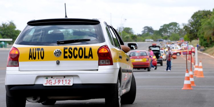 Autoescolas protestam em BH contra proposta que pode acabar com aulas obrigatórias para CNH.