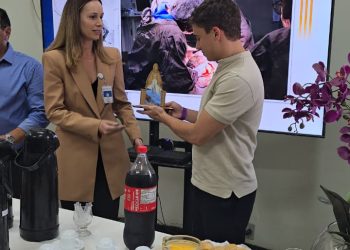 Nikolas Ferreira recebe homenagem durante visita ao Hospital Nossa Senhora das Graças em Sete Lagoas.
