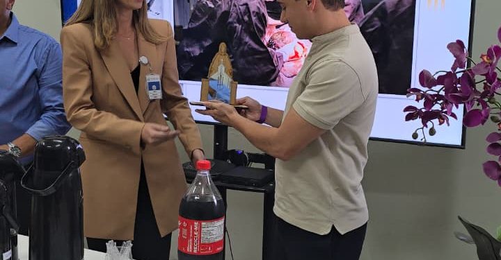 Nikolas Ferreira recebe homenagem durante visita ao Hospital Nossa Senhora das Graças em Sete Lagoas.