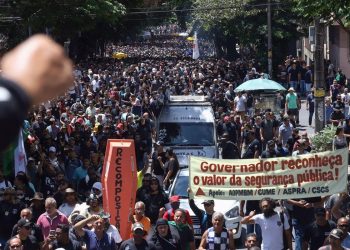 Policiais civis de Minas Gerais realizam protesto por melhores salários e condições de trabalho.