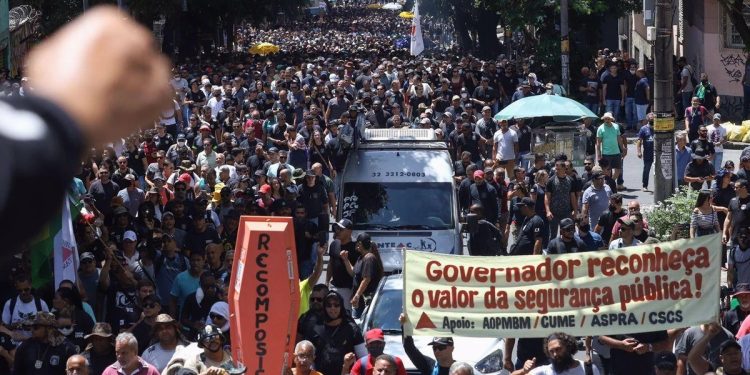 Policiais civis de Minas Gerais realizam protesto por melhores salários e condições de trabalho.