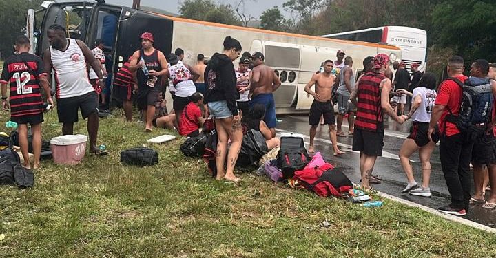 ÔNIBUS COM TORCEDORES DO FLAMENGO CAPOTA A CAMINHO DA ARGENTINA.
