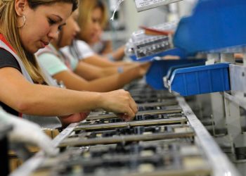 Câmara aprova licença menstrual de até dois dias por mês para mulheres com sintomas graves.