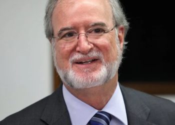 Coluna Sem Reserva relata convite de Caio Valace a Eduardo Azeredo para candidatura a prefeito no início do ano passado