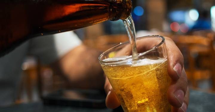 PM apreende 140 caixas de cerveja falsificada em Betim.