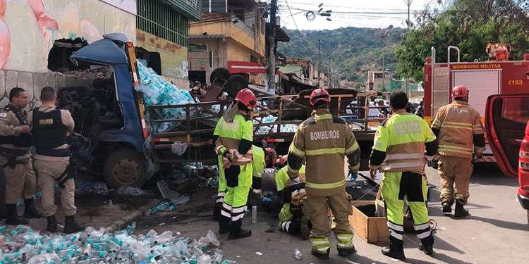 Acidente com caminhão-pipa em Santa Luzia mata dois trabalhadores da região de Sete Lagoas.