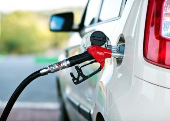 Petrobras anuncia nova redução no preço da gasolina; impacto para o consumidor ainda é incerto.