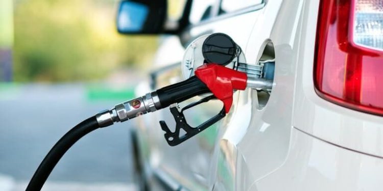 Petrobras anuncia nova redução no preço da gasolina; impacto para o consumidor ainda é incerto.