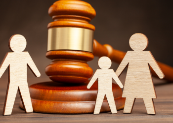 STJ reafirma critérios para pensão alimentícia: foco na renda do alimentante e necessidades reais do filho.