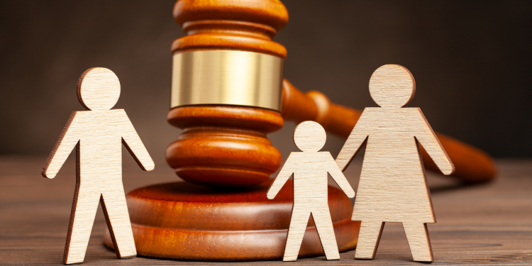 STJ reafirma critérios para pensão alimentícia: foco na renda do alimentante e necessidades reais do filho.