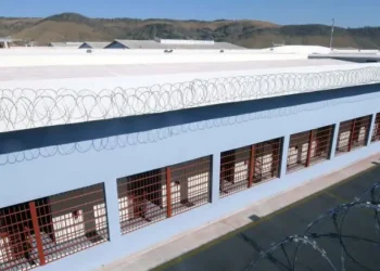 Professora flagrada em ato sexual com preso dentro de escola em penitenciária pede dispensa do cargo.