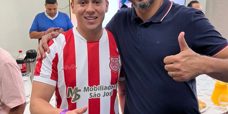 Vereador Ivson Gomes (PL) e Deputado Federal Nikolas Ferreira (PL) comemoram anúncio de recursos para importantes obras em Sete Lagoas.