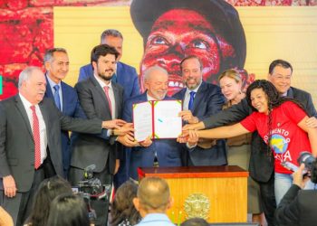 Governo Lula sanciona Lei Luz do Povo e garante energia gratuita para famílias de baixa renda.