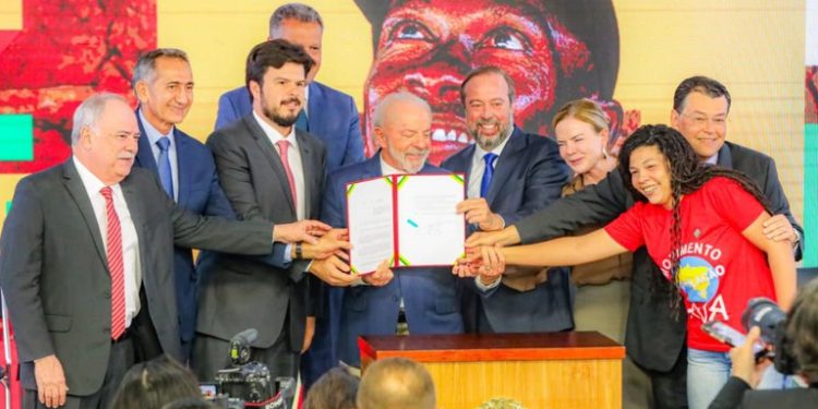 Governo Lula sanciona Lei Luz do Povo e garante energia gratuita para famílias de baixa renda.