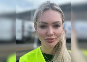 Brasileira é morta a facadas pelo ex-companheiro na Itália; suspeito tinha histórico de violência.