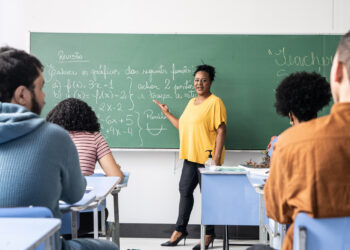 Carteira Nacional do Professor começa a ser emitida este mês para docentes da educação básica e superior.