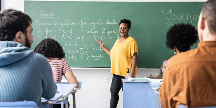 Carteira Nacional do Professor começa a ser emitida este mês para docentes da educação básica e superior.