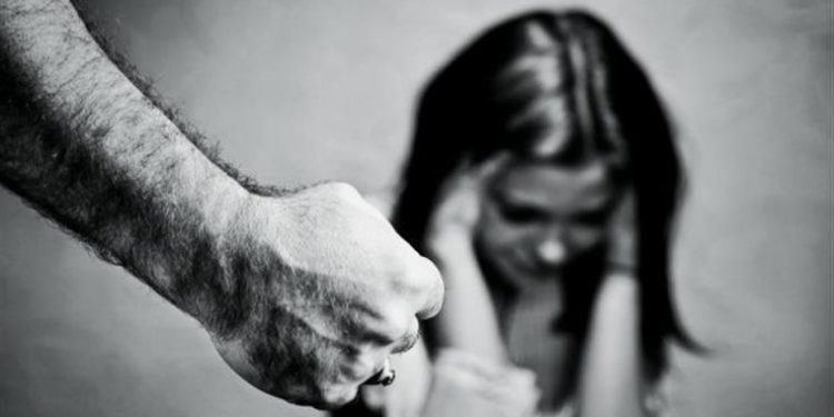 Mulher é agredida pelo companheiro na frente do filho em Baldim; suspeito está foragido.