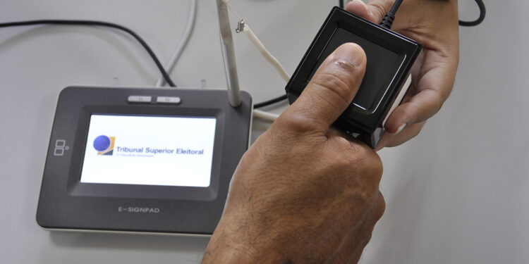 Cartórios eleitorais de Minas abrem em 4 de outubro para incentivar biometria e regularização do título.