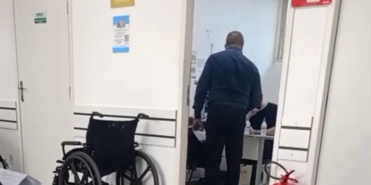 Denúncia aponta médico recebendo representante com UPA lotada em Sete Lagoas. Direção da UPA responde