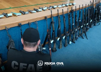 Operação no Rio apreende 120 armas e causa prejuízo bilionário ao crime organizado.