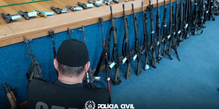 Operação no Rio apreende 120 armas e causa prejuízo bilionário ao crime organizado.