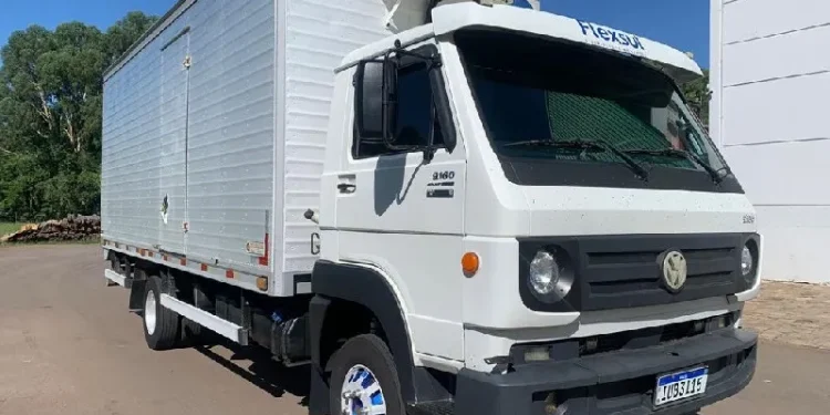 Motorista fica preso às ferragens em grave acidente entre caminhões na BR-040, em Sete Lagoas.