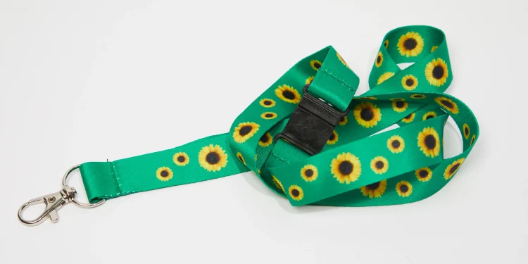 Senado aprova distribuição de cordões de girassol para identificação de deficiências ocultas pelo SUS.