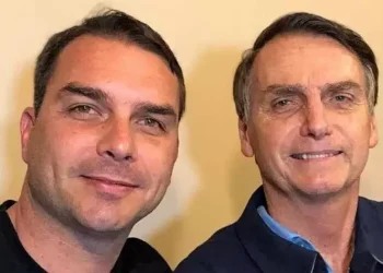 Flávio Bolsonaro é confirmado por Jair Bolsonaro como pré-candidato à Presidência, e anúncio provoca forte reação política
