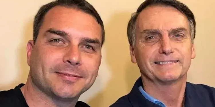 Flávio Bolsonaro é confirmado por Jair Bolsonaro como pré-candidato à Presidência, e anúncio provoca forte reação política