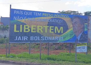 Apoiadores de Jair Bolsonaro espalham outdoors em quatro pontos de Sete Lagoas