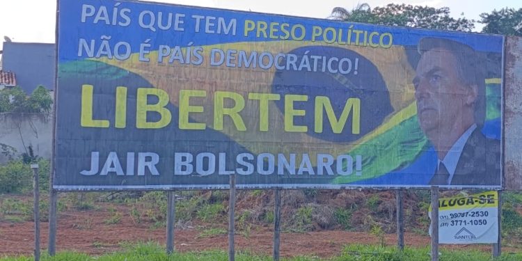Apoiadores de Jair Bolsonaro espalham outdoors em quatro pontos de Sete Lagoas